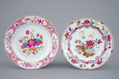 Twee Chinese famille rose borden met floraal decor, Qianlong