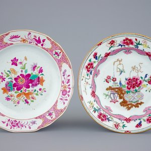 Twee Chinese famille rose borden met floraal decor, Qianlong — foto 1