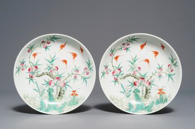 Twee Chinese famille rose borden met perziken en vleermuizen, Republiek, 20e eeuw