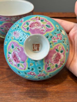 Twee Chinese famille rose 'chupu' dekselkommen voor de Straits of Peranakan markt, Guangxu merk en uit de periode — foto 16