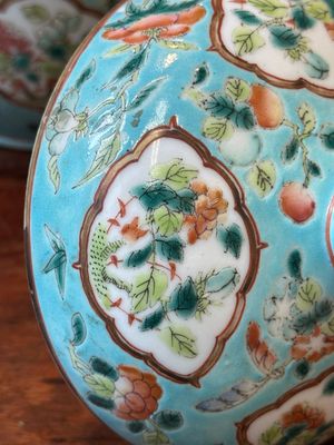 Twee Chinese famille rose 'chupu' dekselkommen voor de Straits of Peranakan markt, Guangxu merk en uit de periode — foto 7