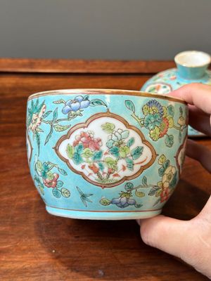 Twee Chinese famille rose 'chupu' dekselkommen voor de Straits of Peranakan markt, Guangxu merk en uit de periode — foto 10