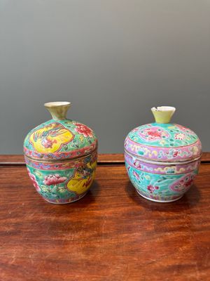 Twee Chinese famille rose 'chupu' dekselkommen voor de Straits of Peranakan markt, Tongzhi merk en periode — foto 4