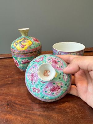 Twee Chinese famille rose 'chupu' dekselkommen voor de Straits of Peranakan markt, Tongzhi merk en periode — foto 5