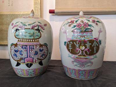Twee Chinese famille rose dekselpotten met wierookbranders, 19e eeuw — foto 1