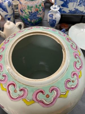 Twee Chinese famille rose dekselpotten met wierookbranders, 19e eeuw — foto 11