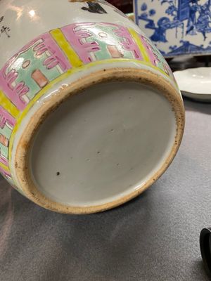 Twee Chinese famille rose dekselpotten met wierookbranders, 19e eeuw — foto 13