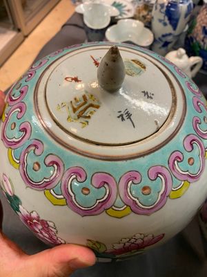Twee Chinese famille rose dekselpotten met wierookbranders, 19e eeuw — foto 8