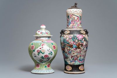 Twee Chinese famille rose dekselvazen, 19/20e eeuw