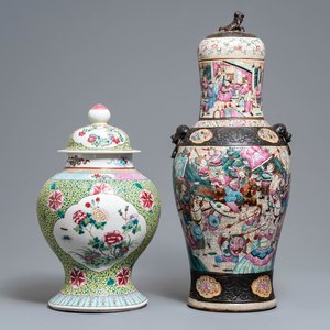Twee Chinese famille rose dekselvazen, 19/20e eeuw — foto 1
