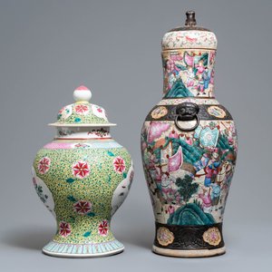 Twee Chinese famille rose dekselvazen, 19/20e eeuw — foto 2