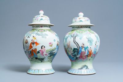 Twee Chinese famille rose dekselvazen, Qianlong merk, 19/20e eeuw