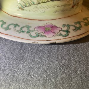 Twee Chinese famille rose dekselvazen, Qianlong merk, 19/20e eeuw — foto 12