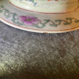 Twee Chinese famille rose dekselvazen, Qianlong merk, 19/20e eeuw — foto 15