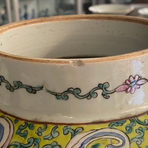 Twee Chinese famille rose dekselvazen, Qianlong merk, 19/20e eeuw — foto 9