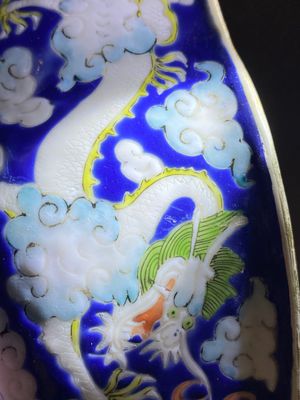 Twee Chinese famille rose 'draken' kommen en een vaasje met floraal decor, 19/20e eeuw — foto 11