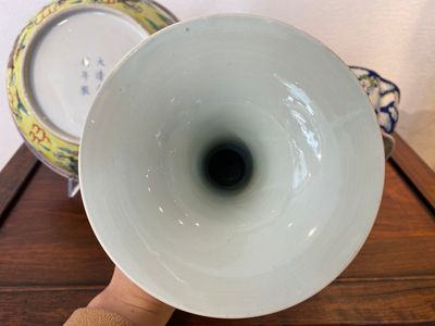 Twee Chinese famille rose 'draken' kommen en een vaasje met floraal decor, 19/20e eeuw — foto 8