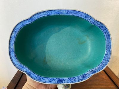 Twee Chinese famille rose 'draken' kommen en een vaasje met floraal decor, 19/20e eeuw — foto 10