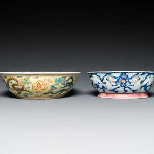Twee Chinese famille rose 'draken' kommen en een vaasje met floraal decor, 19/20e eeuw — foto 10