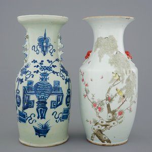 Twee Chinese famille rose en blauw-wit op celadon fond kleur vazen, 19/20e eeuw — foto 1