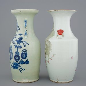 Twee Chinese famille rose en blauw-wit op celadon fond kleur vazen, 19/20e eeuw — foto 2