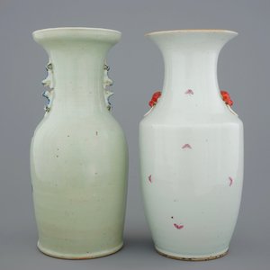 Twee Chinese famille rose en blauw-wit op celadon fond kleur vazen, 19/20e eeuw — foto 3