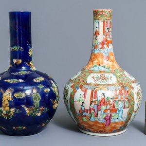 Twee Chinese famille rose en fahua-stijl flesvormige vazen en een penselenbeker, 19/20e eeuw — foto 1