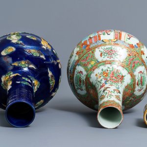 Twee Chinese famille rose en fahua-stijl flesvormige vazen en een penselenbeker, 19/20e eeuw — foto 6