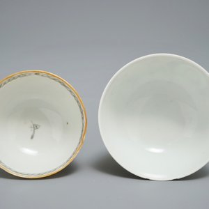 Twee Chinese famille rose en grisaille export koppen en schotels, Qianlong — foto 8