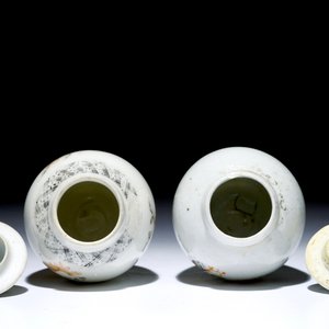 Twee Chinese famille rose en grisaille export melkkannetjes met deksels, Qianlong — foto 6