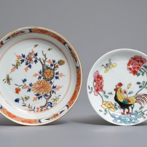 Twee Chinese famille rose en verte-Imari koppen en schotels, Kangxi/Qianlong — foto 2