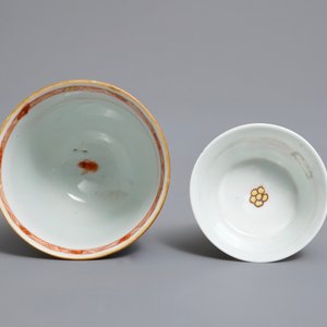 Twee Chinese famille rose en verte-Imari koppen en schotels, Kangxi/Qianlong — foto 8