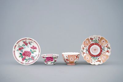 Twee Chinese famille rose en verte-Imari koppen en schotels, Kangxi/Yongzheng