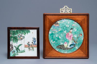 Twee Chinese famille rose en verte tegelplaquettes, 19e eeuw