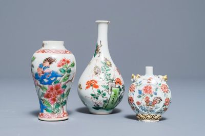 Twee Chinese famille rose en verte vaasjes en een snuifflesje, Kangxi/Yongzheng