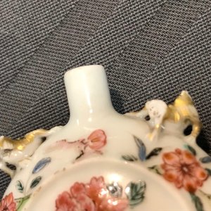Twee Chinese famille rose en verte vaasjes en een snuifflesje, Kangxi/Yongzheng — foto 12