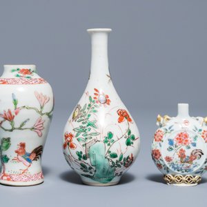 Twee Chinese famille rose en verte vaasjes en een snuifflesje, Kangxi/Yongzheng — foto 2