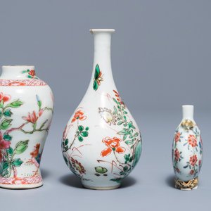 Twee Chinese famille rose en verte vaasjes en een snuifflesje, Kangxi/Yongzheng — foto 5