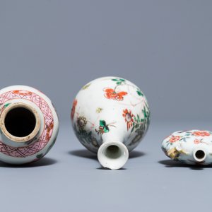 Twee Chinese famille rose en verte vaasjes en een snuifflesje, Kangxi/Yongzheng — foto 7