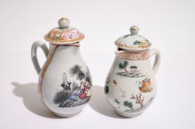 Twee Chinese famille rose export melkkannetjes met deksels, Qianlong