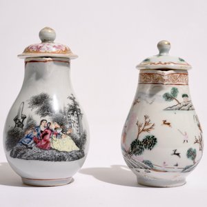 Twee Chinese famille rose export melkkannetjes met deksels, Qianlong — foto 3