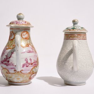 Twee Chinese famille rose export melkkannetjes met deksels, Qianlong — foto 5