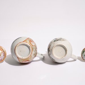 Twee Chinese famille rose export melkkannetjes met deksels, Qianlong — foto 7