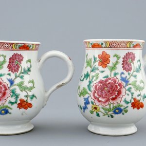 Twee Chinese famille rose export porseleinen bierkannen, Qianlong — foto 2