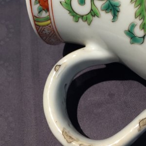 Twee Chinese famille rose export porseleinen bierkannen, Qianlong — foto 10