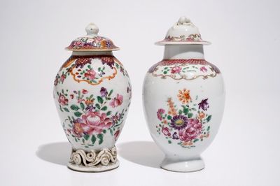 Twee Chinese famille rose export porseleinen theebussen met deksel, Qianlong