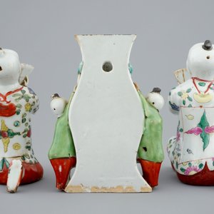 Twee Chinese famille rose figuren en een muurvaasje, 18/19e eeuw — foto 4