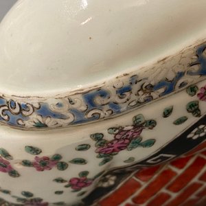 Twee Chinese famille rose figuren van Boeddha, 19/20e eeuw — foto 15