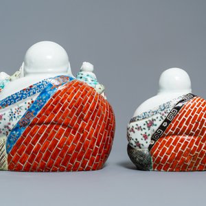 Twee Chinese famille rose figuren van Boeddha, 19/20e eeuw — foto 4