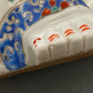 Twee Chinese famille rose figuren van Boeddha, 19/20e eeuw — foto 9